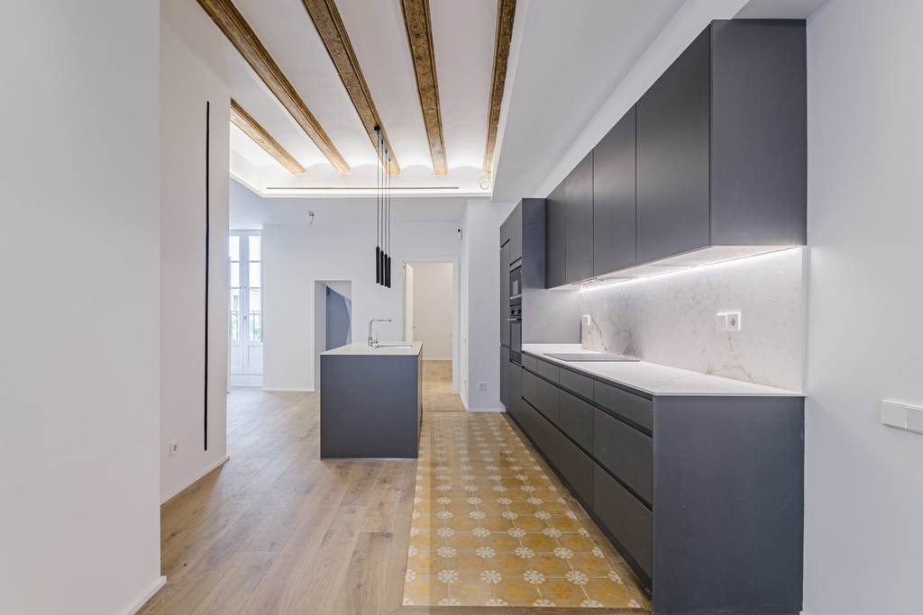 Great 2-bedroom apartment in a listed and renovated building in El Born