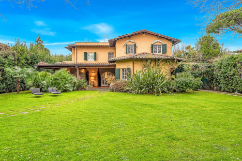 Elegant villa with garden steps away from the sea 42968