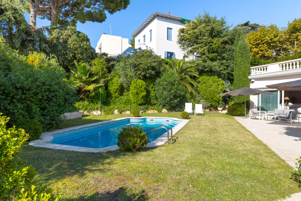 Elegant house, with pool, in the center of El Masnou