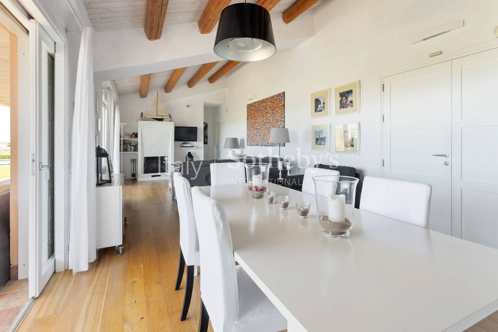 Stunning villa immersed in the countryside and overlooking the sea