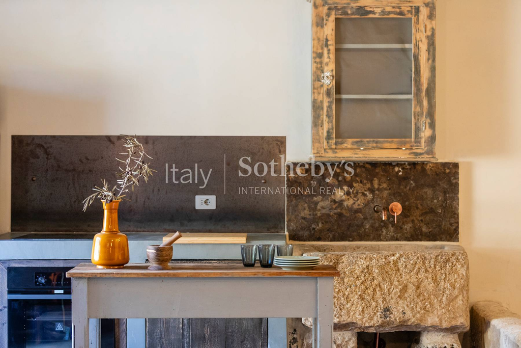 Prestigious farmhouse nestled in the countryside of Noto