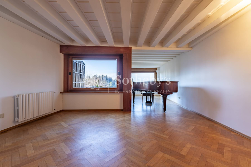 Historic townhouse with swimming pool garden panoramic terraces