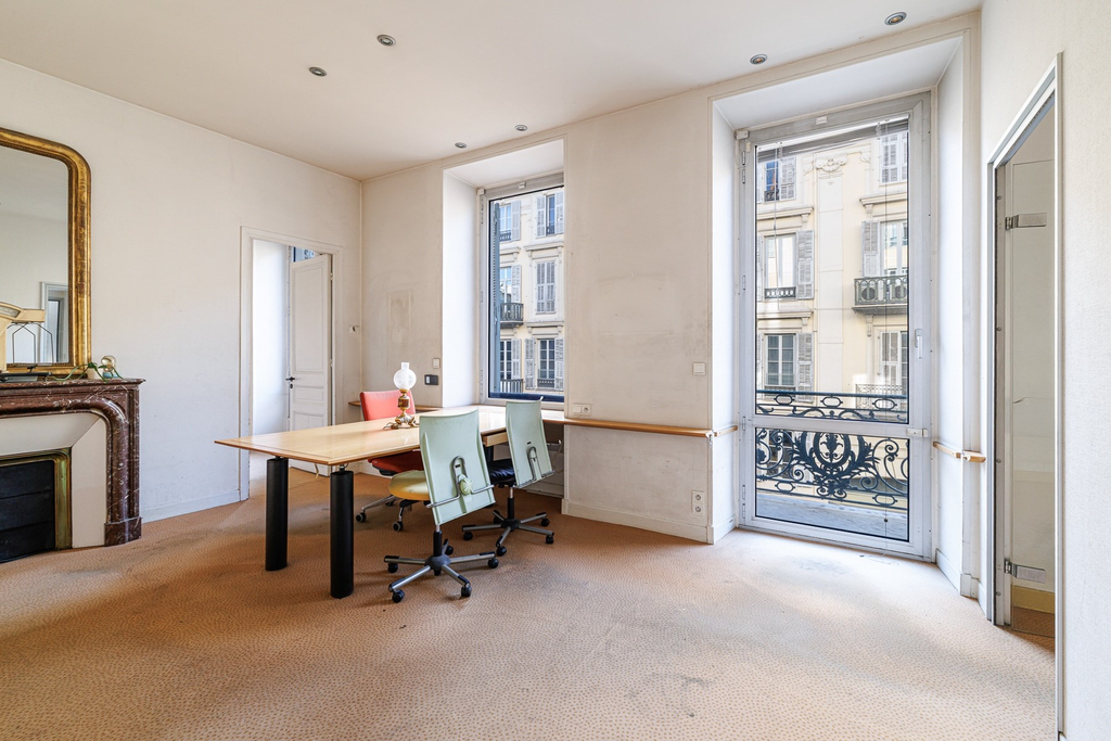 Nice Carré d'or, 300 sq.m floor plate in an elegant bourgeois building.