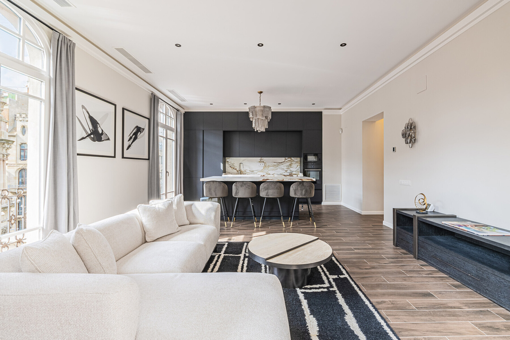 Extraordinary corner apartment on high floor with sea-views
