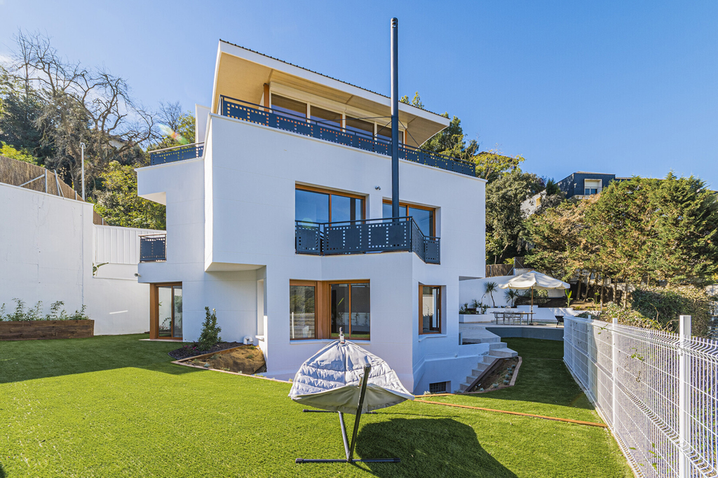 House in Vallvidrera with swimming pool and spectacular views of Tibidabo