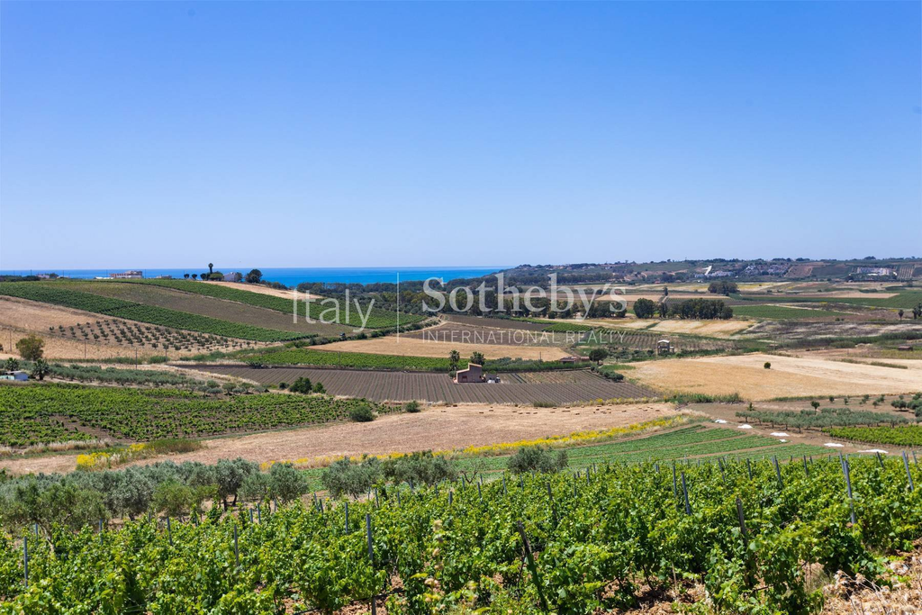 Stunning villa immersed in the countryside and overlooking the sea