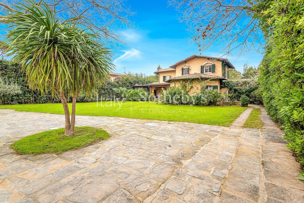 Elegant villa with garden steps away from the sea