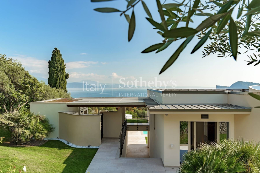 Prestigious villa with pool and panoramic views