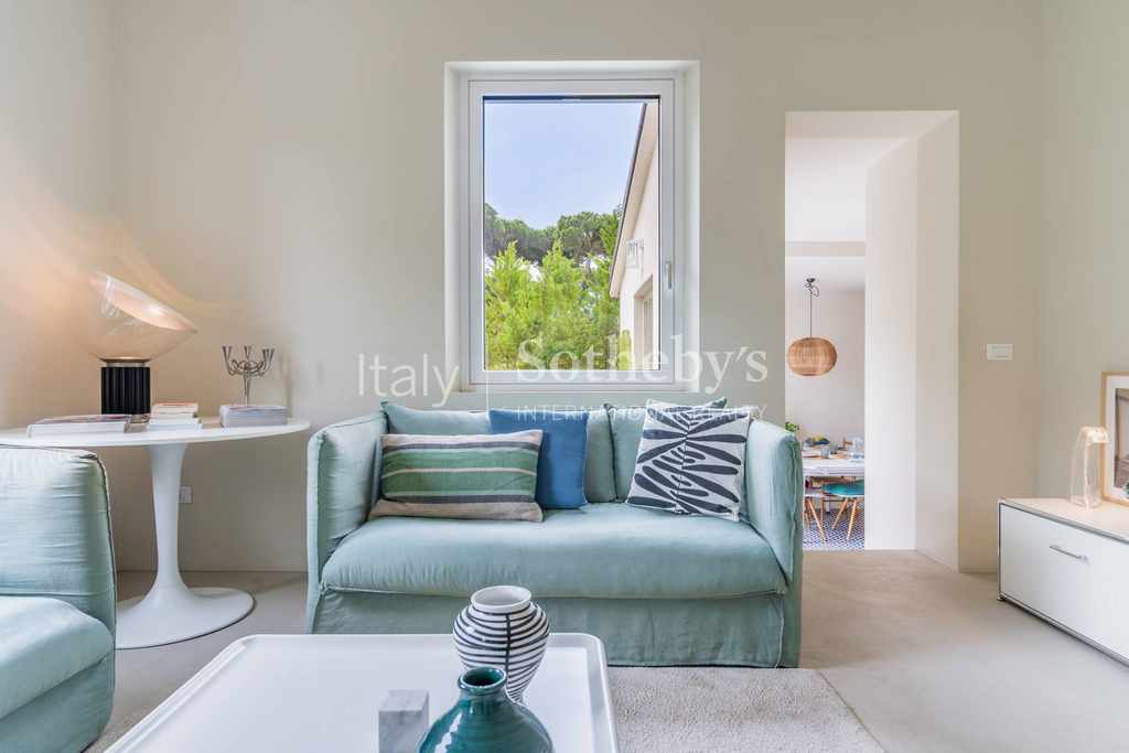 Refined villa with private garden near the sea