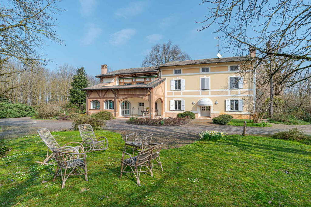 Private country villa with garden and private land