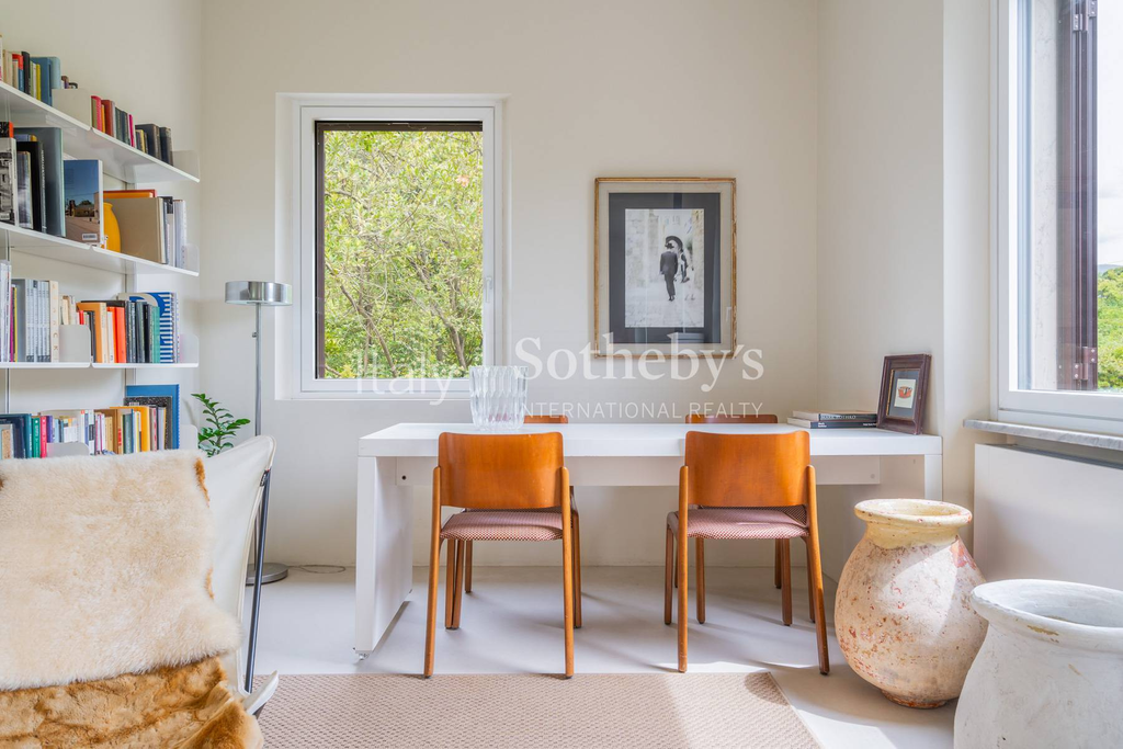 Refined villa with private garden near the sea