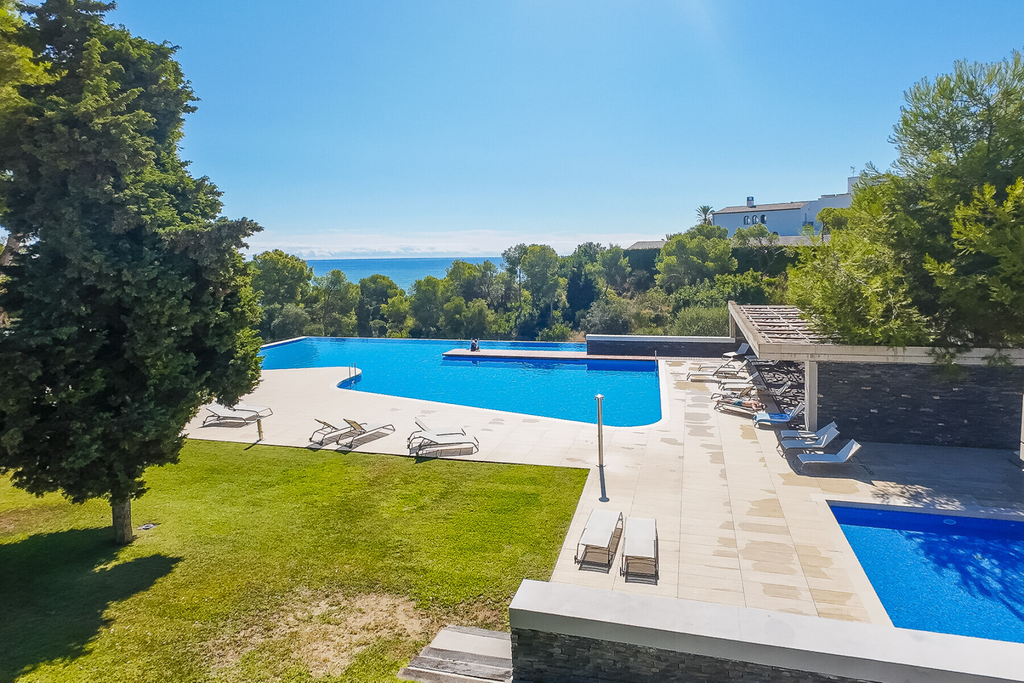 Дуплекс с роскошной террасой/садом в Casas del Mar, 5 минут до Ситжеса, Сан-Пере-де-Рибес.
