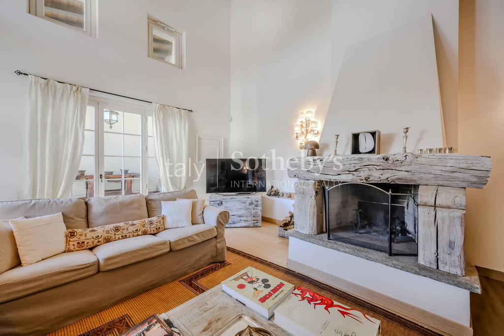 Prestigious farmhouse renovated with charm