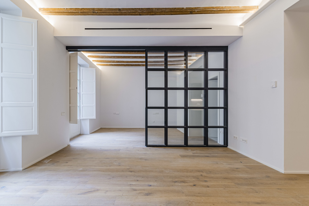 Great 2-bedroom apartment in a listed and renovated building in El Born