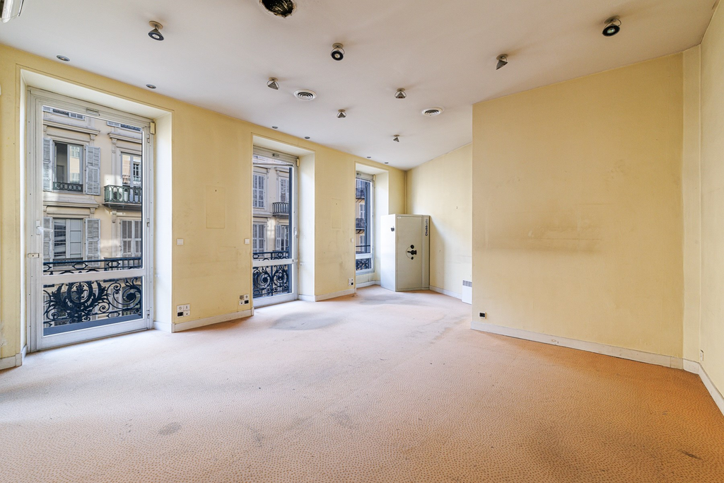 Nice Carré d'or, 300 sq.m floor plate in an elegant bourgeois building.