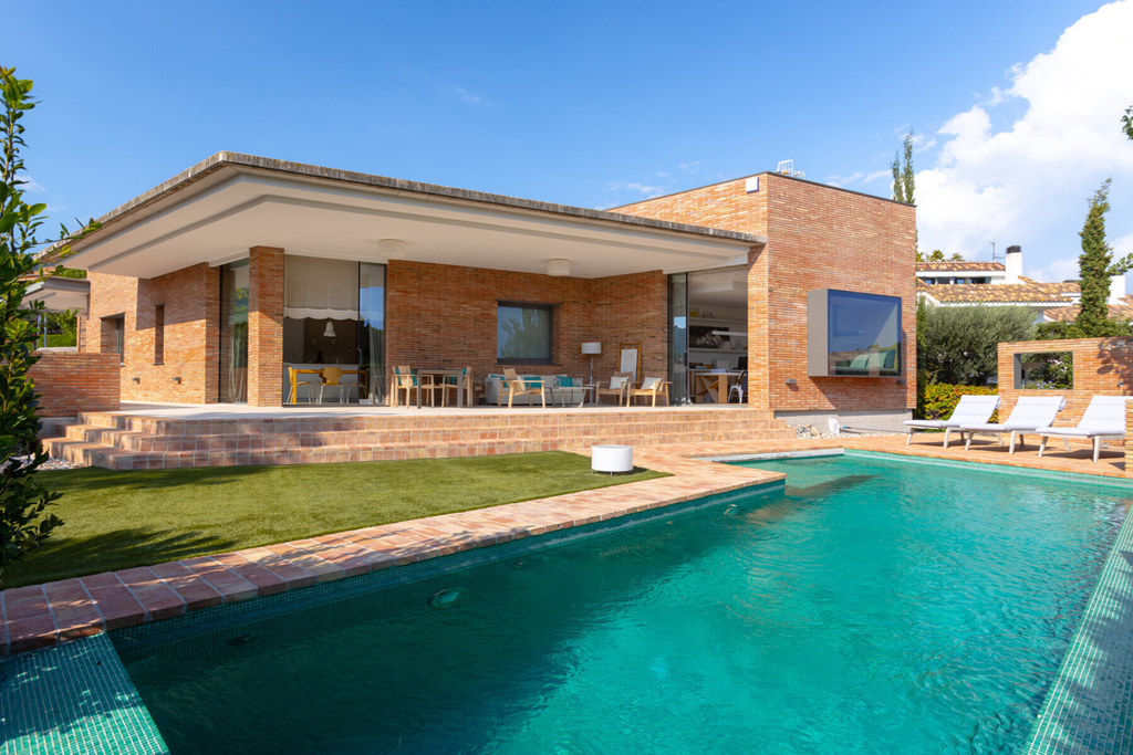 Extraordinary design house with swimming pool in the center of Alella-Costa BCN