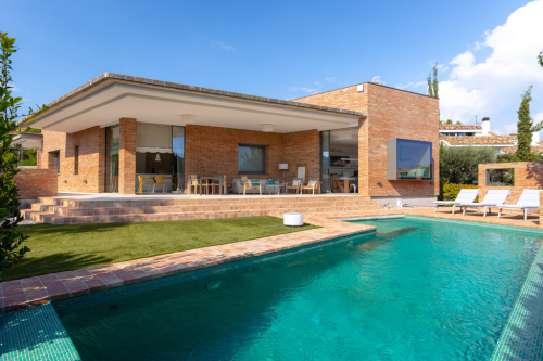 Extraordinary design house with swimming pool in the center of Alella-Costa BCN 42740