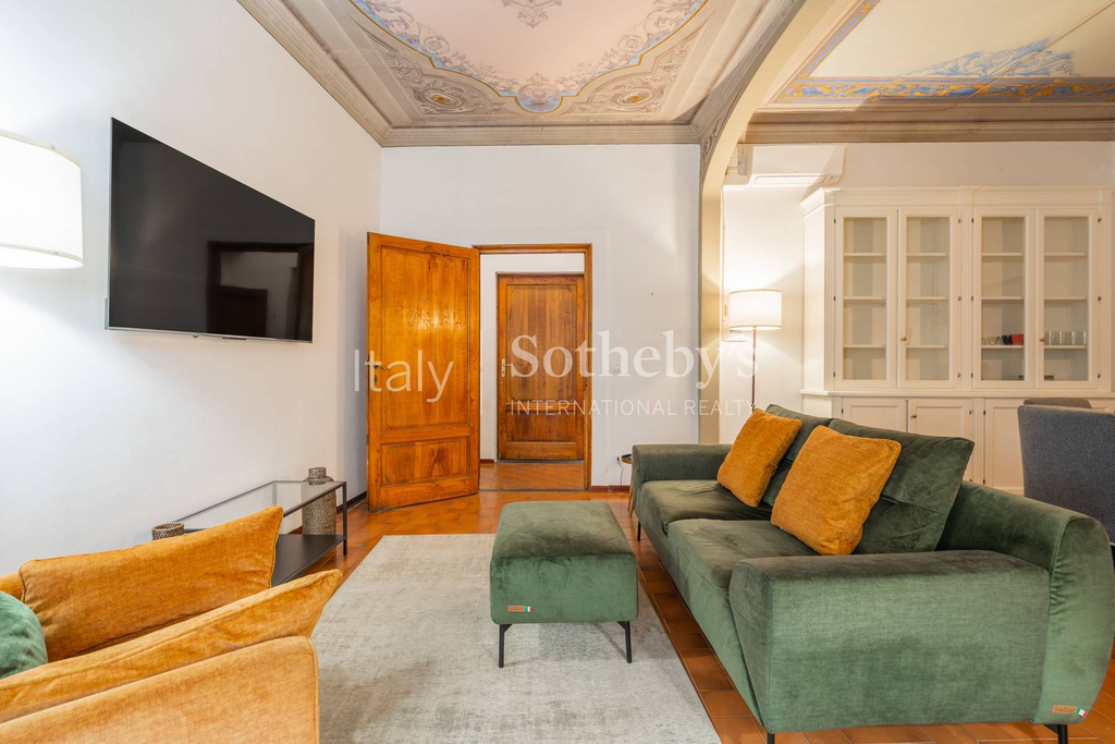 Frescoed Apartment in Historic Palazzo close to Piazza Santa Croce