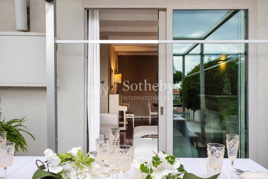 Elegant seafront property on the cliffs of Catania