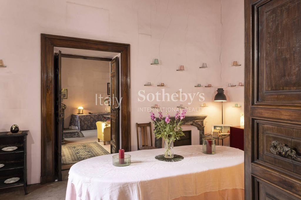 Apartment in noble palace in Piazza Campitelli