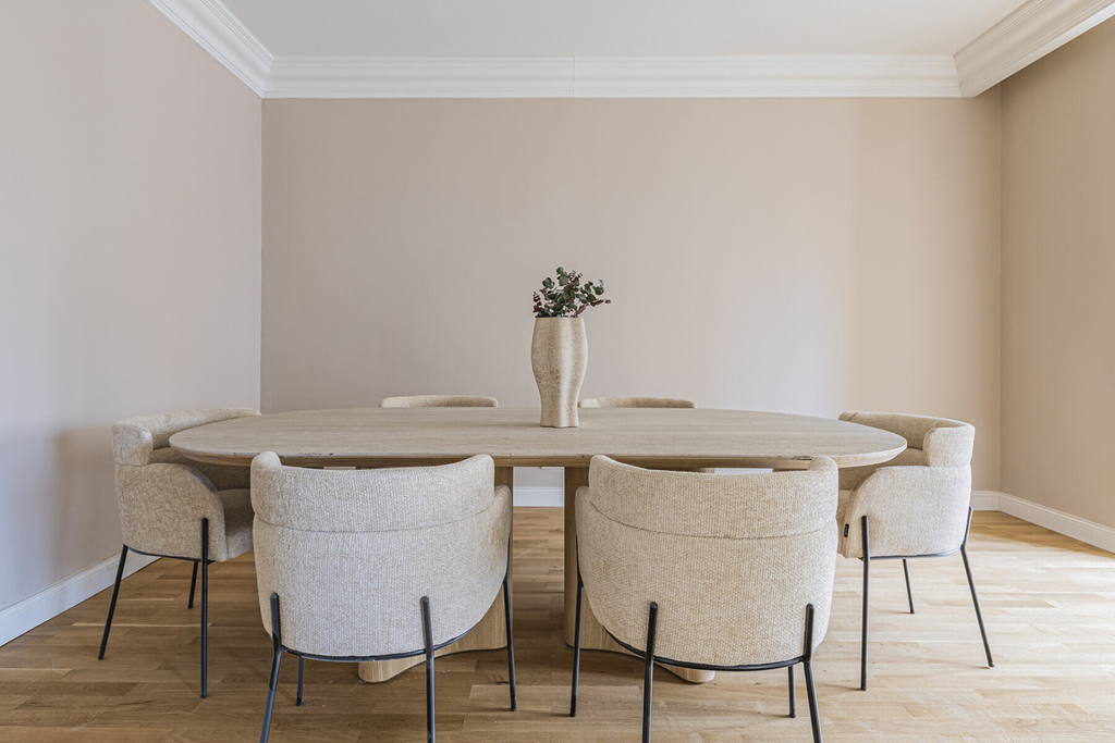 Renovated high-rise apartment in a stately building in Eixample.