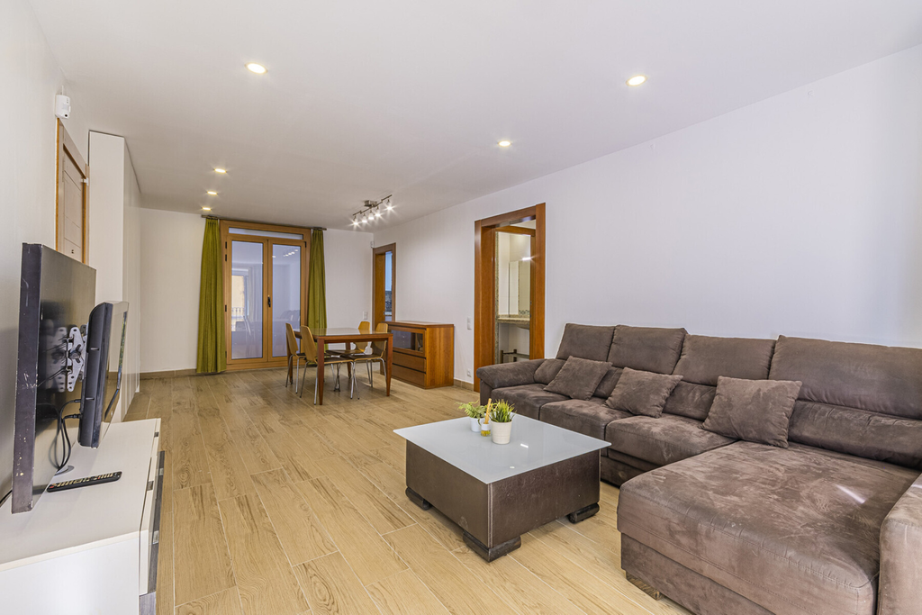 Four bedroom apartment by the seaside and famous Port Vell harbour