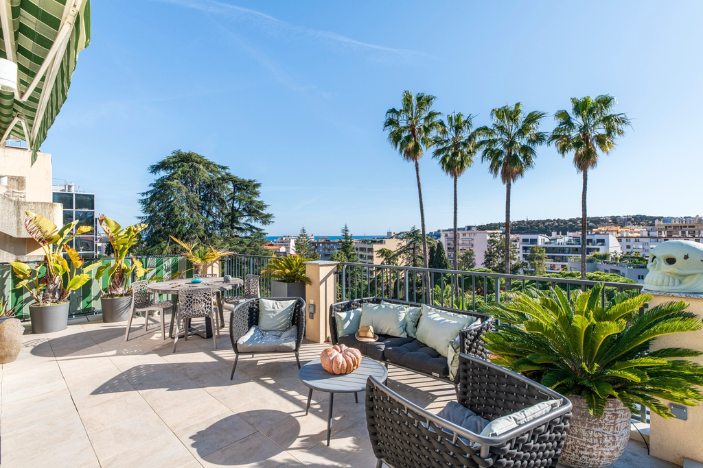 Menton luxury penthouse with rooftop terrace, pool and panoramic views