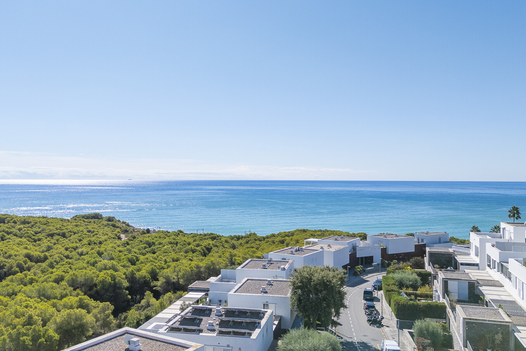 Дуплекс с роскошной террасой/садом в Casas del Mar, 5 минут до Ситжеса, Сан-Пере-де-Рибес.