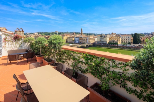 Stunning penthouse with panoramic views on the Lungarno 42977