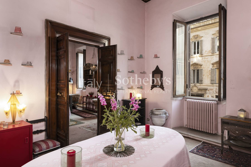 Apartment in noble palace in Piazza Campitelli