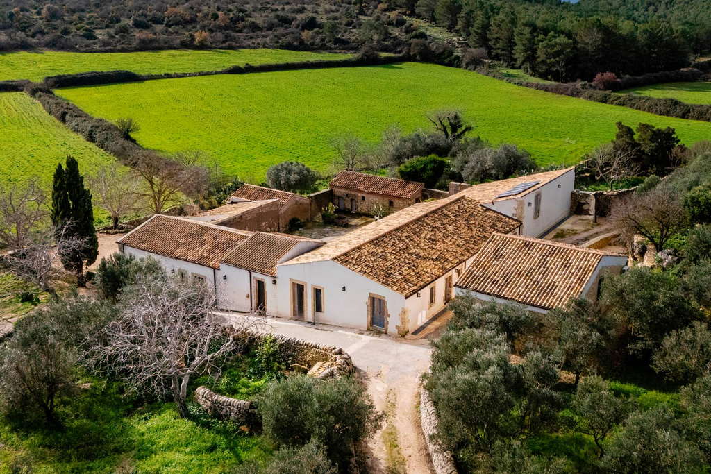 Prestigious farmhouse nestled in the countryside of Noto
