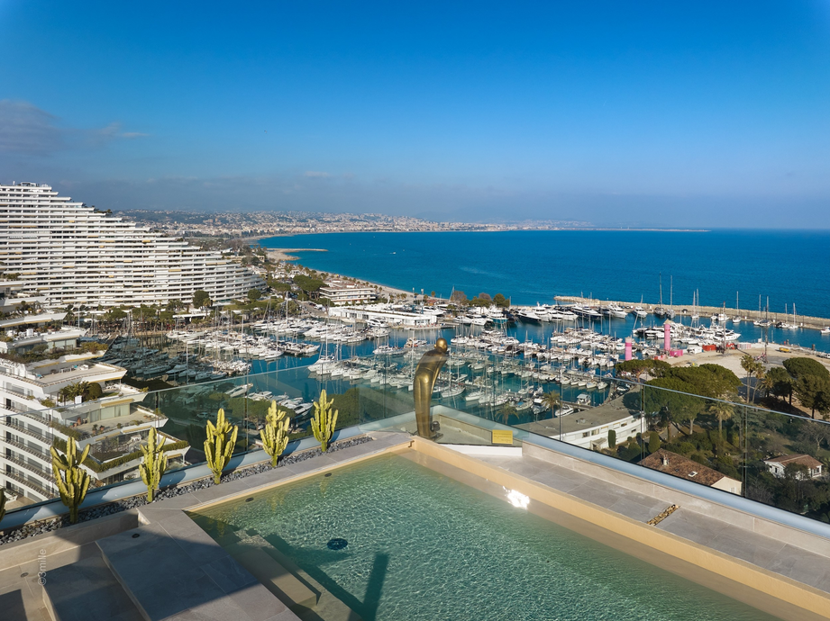 Эксклюзивный триплекс на вершине Marina Baie des Anges с панорамным видом на Лазурный Берег