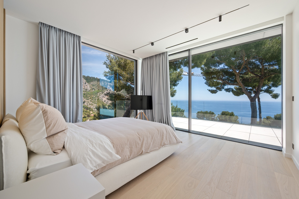 Èze seaside contemporary villa with panoramic sea views, infinity pool and flat…