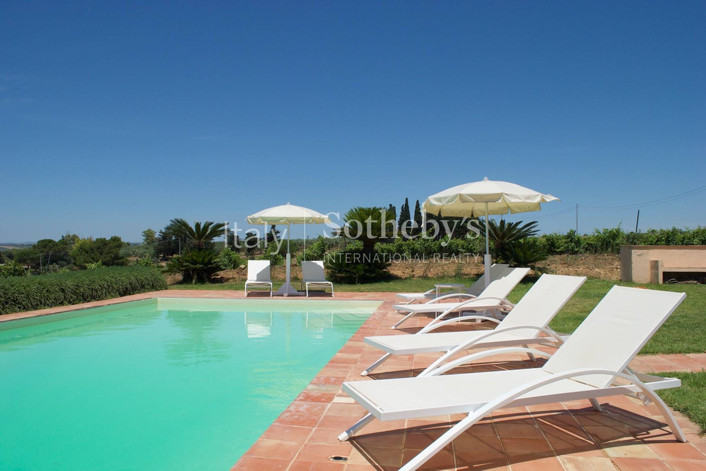 Stunning villa immersed in the countryside and overlooking the sea
