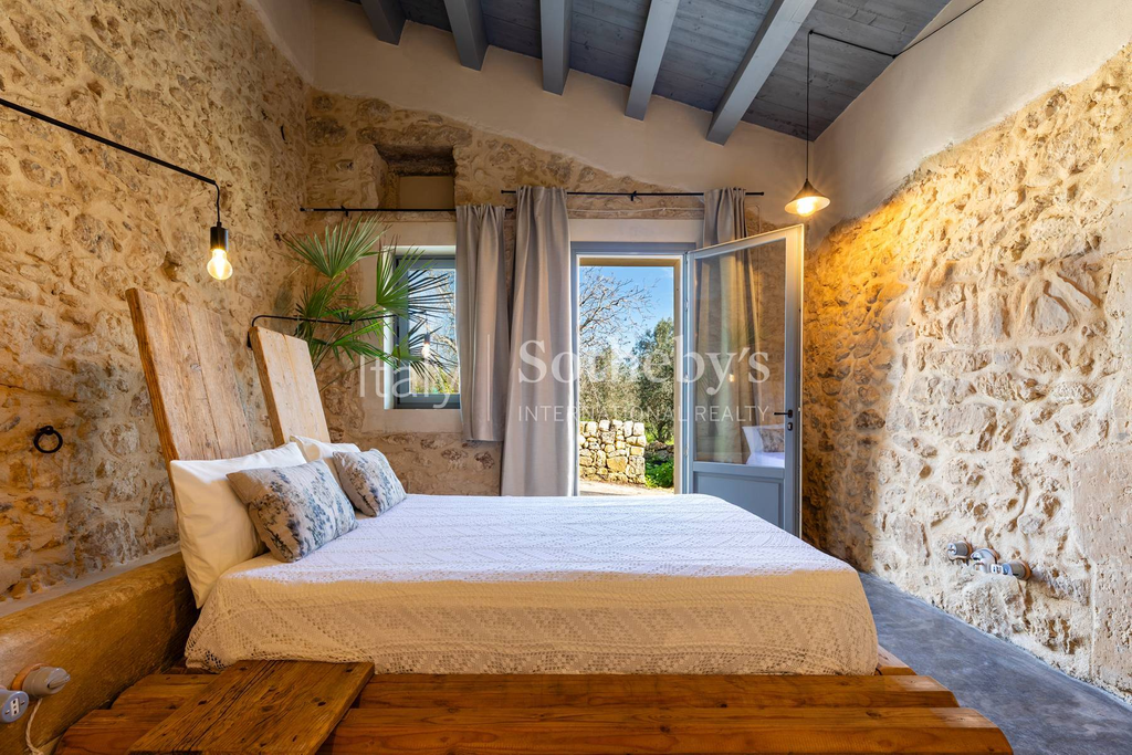 Prestigious farmhouse nestled in the countryside of Noto