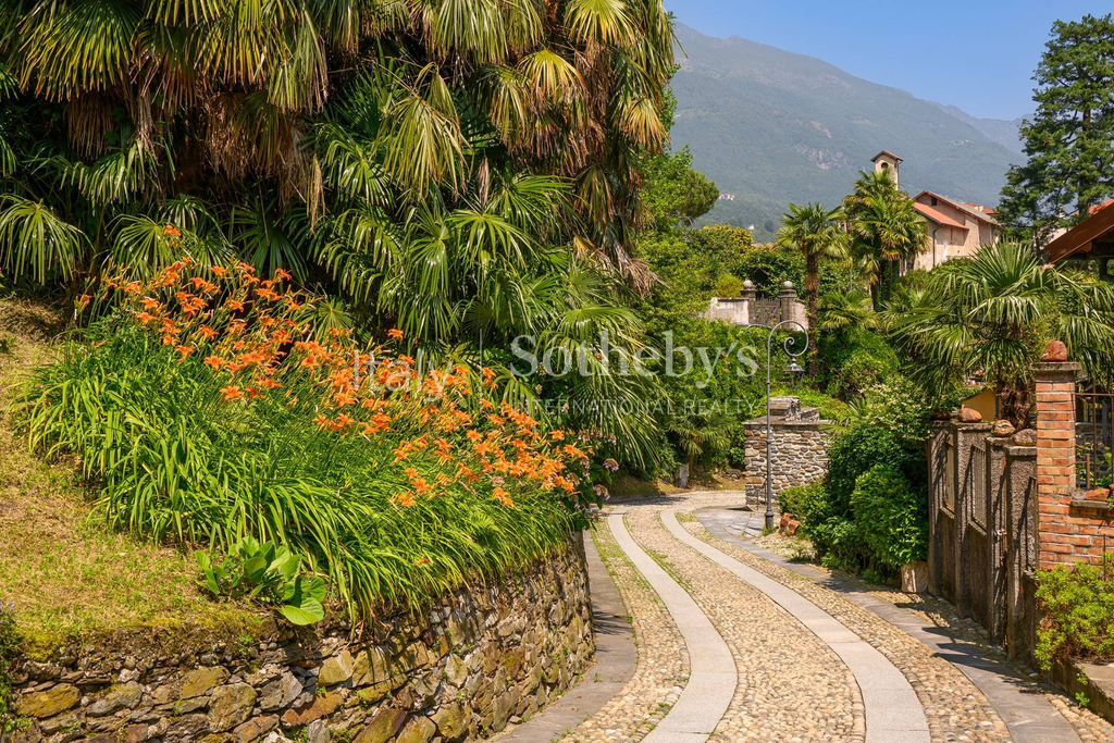 Stunning villa with terrace and view of Lake Maggiore