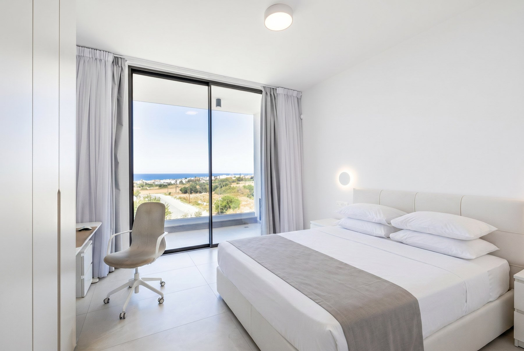 Вилла с тремя спальнями, видом на море и частным бассейном в Хлораке, Пафос