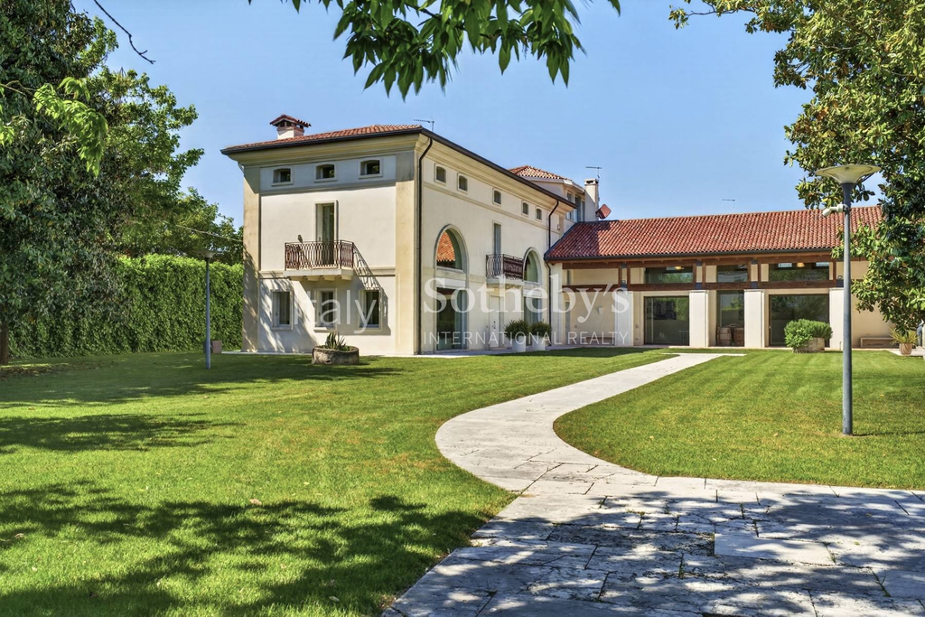 Prestigious Estate with Private Park in the Heart of Veneto
