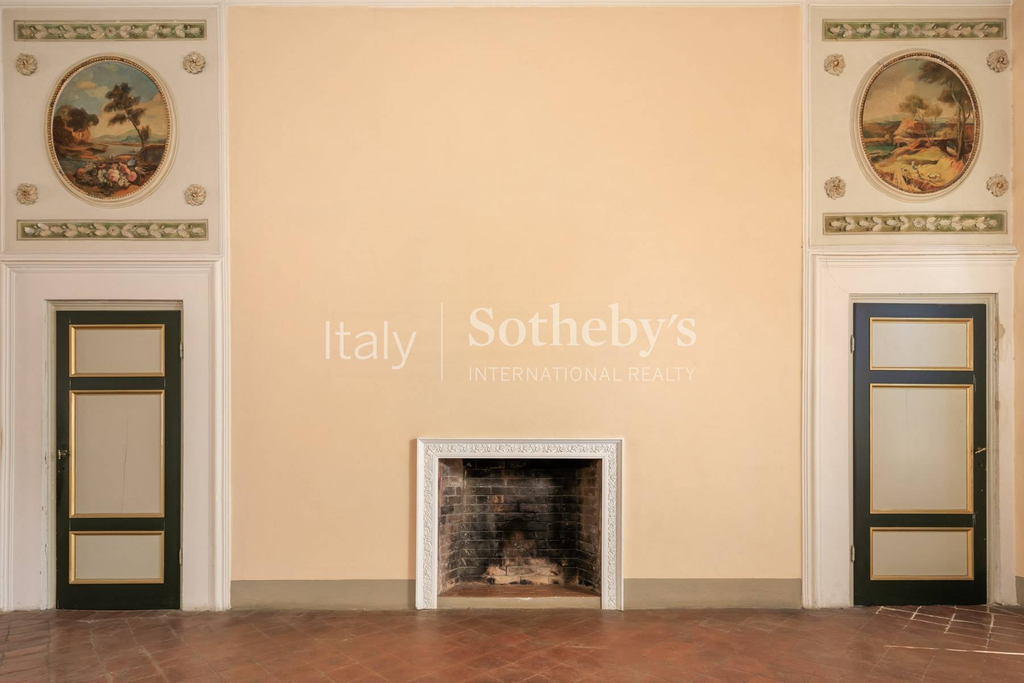Bright frescoed apartment in the heart of Lucca