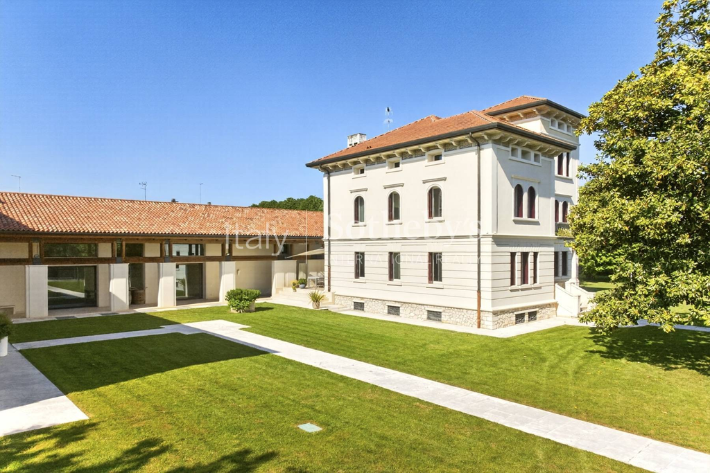 Prestigious Estate with Private Park in the Heart of Veneto