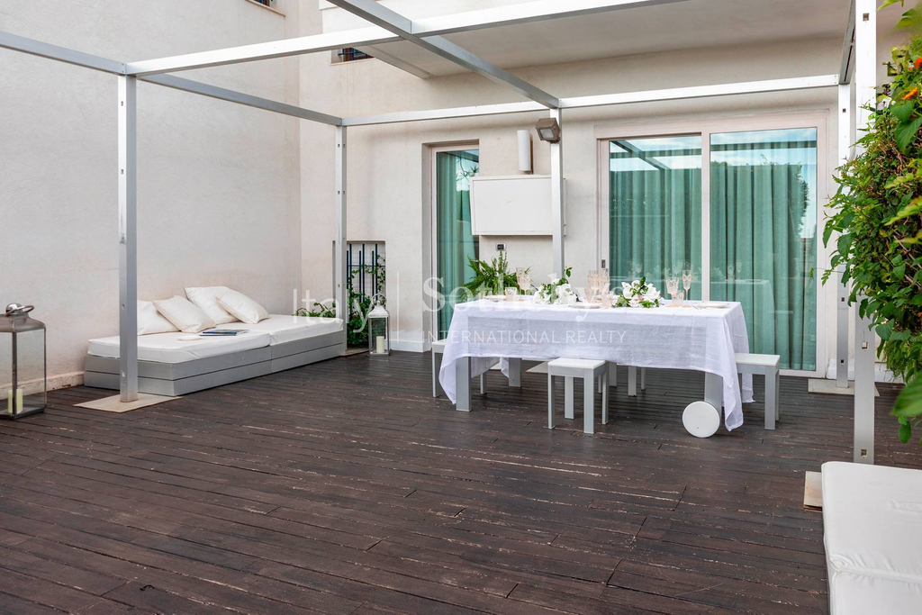 Elegant seafront property on the cliffs of Catania