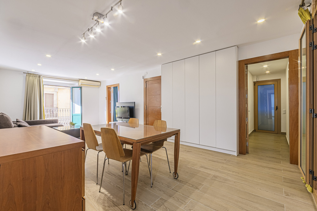 Four bedroom apartment by the seaside and famous Port Vell harbour