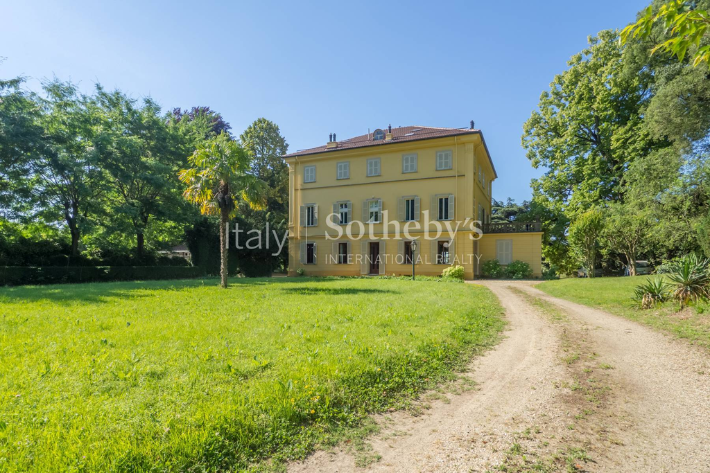 Elegant seventeenth-century villa surrounded by greenery