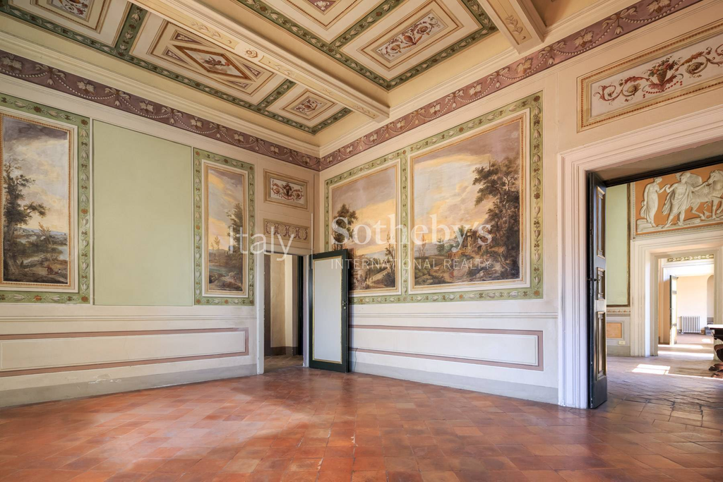 Bright frescoed apartment in the heart of Lucca