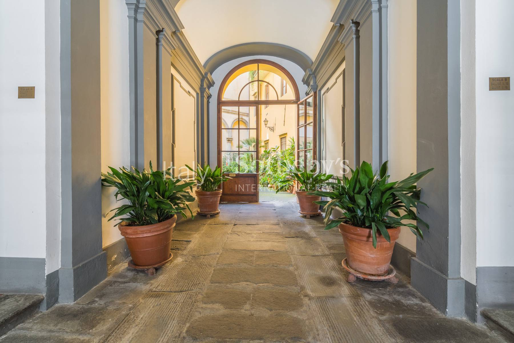 Frescoed Apartment in Historic Palazzo close to Piazza Santa Croce