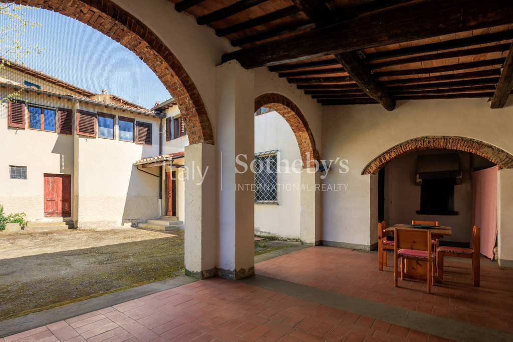 Ancient villa from the 1200s in a prestigious hilly area