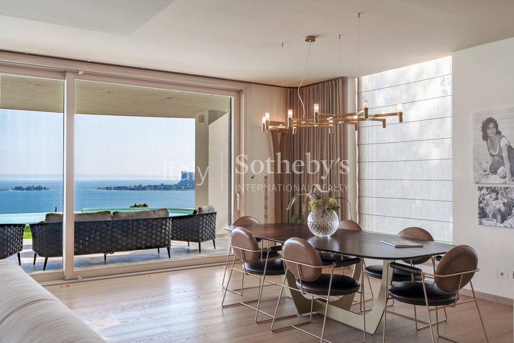 Prestigious villa with pool and panoramic views