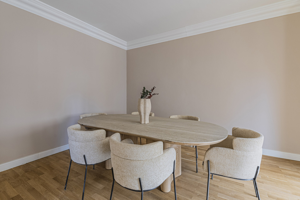 Renovated high-rise apartment in a stately building in Eixample.