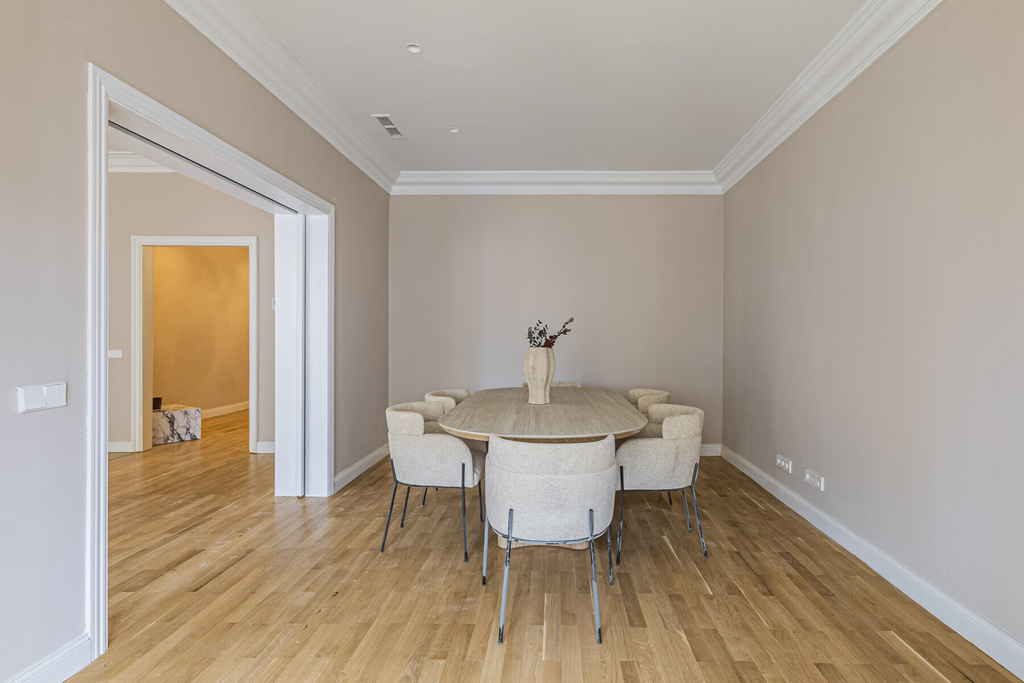 Renovated high-rise apartment in a stately building in Eixample.
