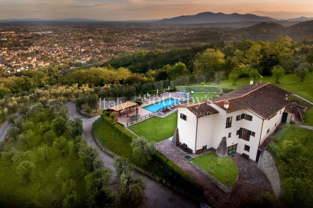 Exclusive villa in the heart of Tuscany